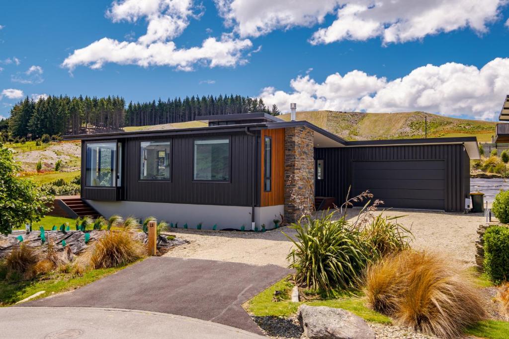 Karearea Views - Wanaka Holiday Home, Wanaka