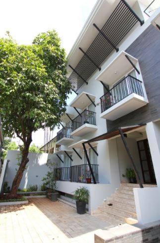 Via Renata Panglima Polim, Jakarta