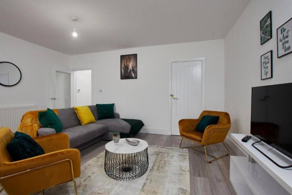 The Exquisite Central Rugby Gem - Sleeps 10