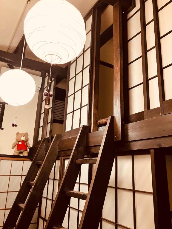 Futon Simple dans un Dortoir Mixte de Style Japonais

