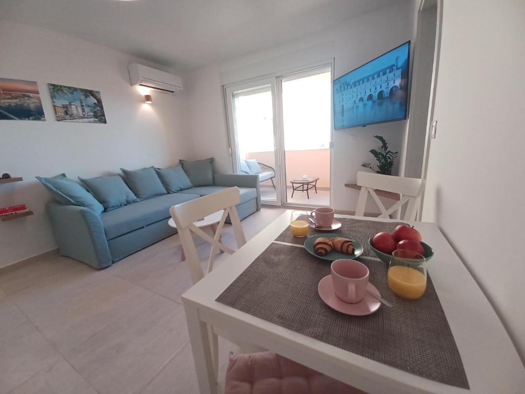 Apartment Mare - lovely flat few steps away from the main bus station and Zadar old town, Zadar