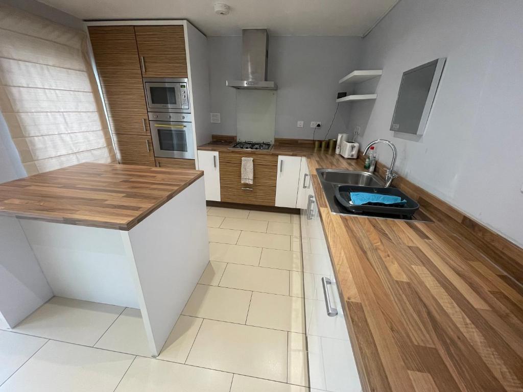 Holiday Home In Cardiff, Sleeps 8