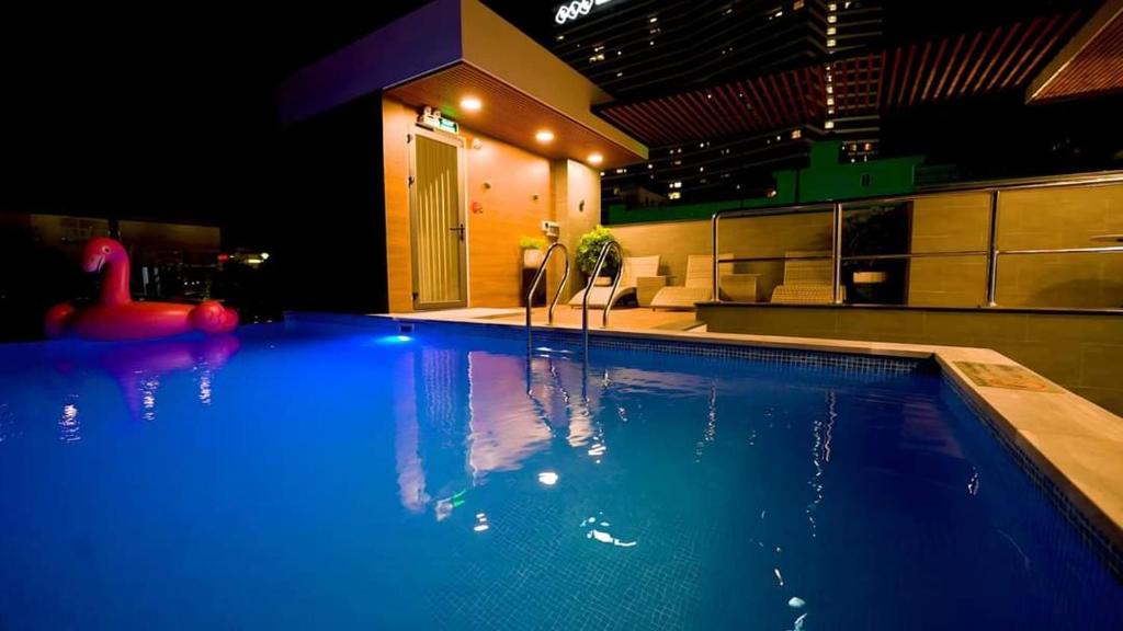 Swimming pool