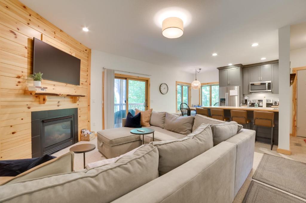 Modern Bellaire Condo Pool Access, Near Skiing!, Bellaire