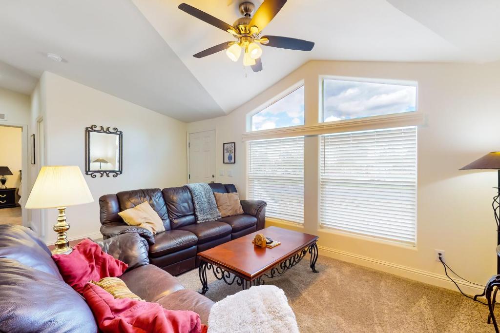 Apache Abode, Show Low