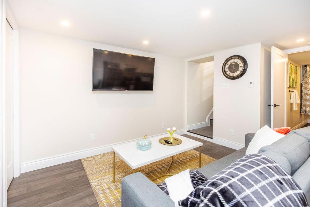 Cozy 1 bedroom King Bed DT and close to Rideau River Apartment in