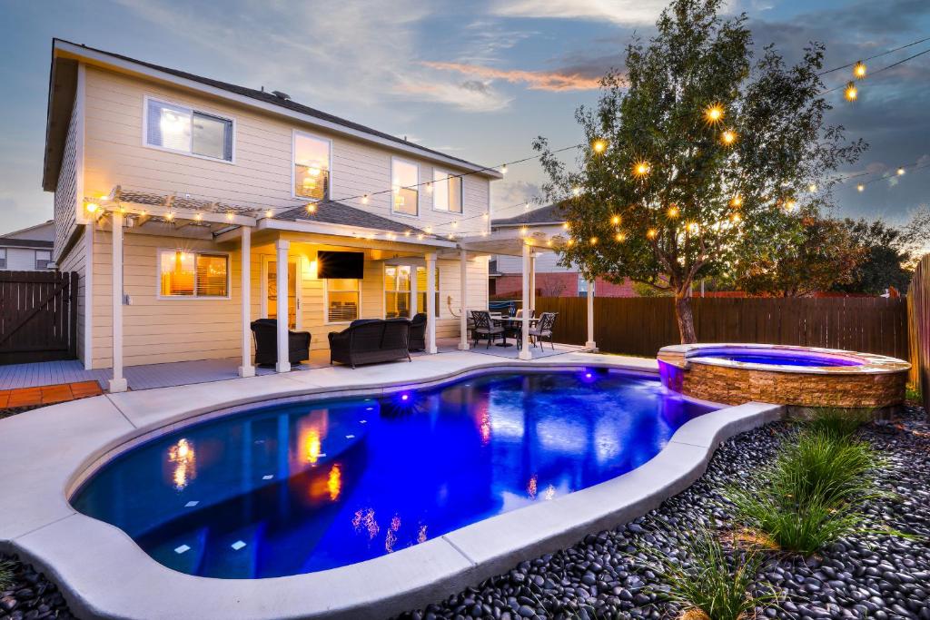 Private Heated Pool & Hot Tub, 4BR Gameroom, San Antonio