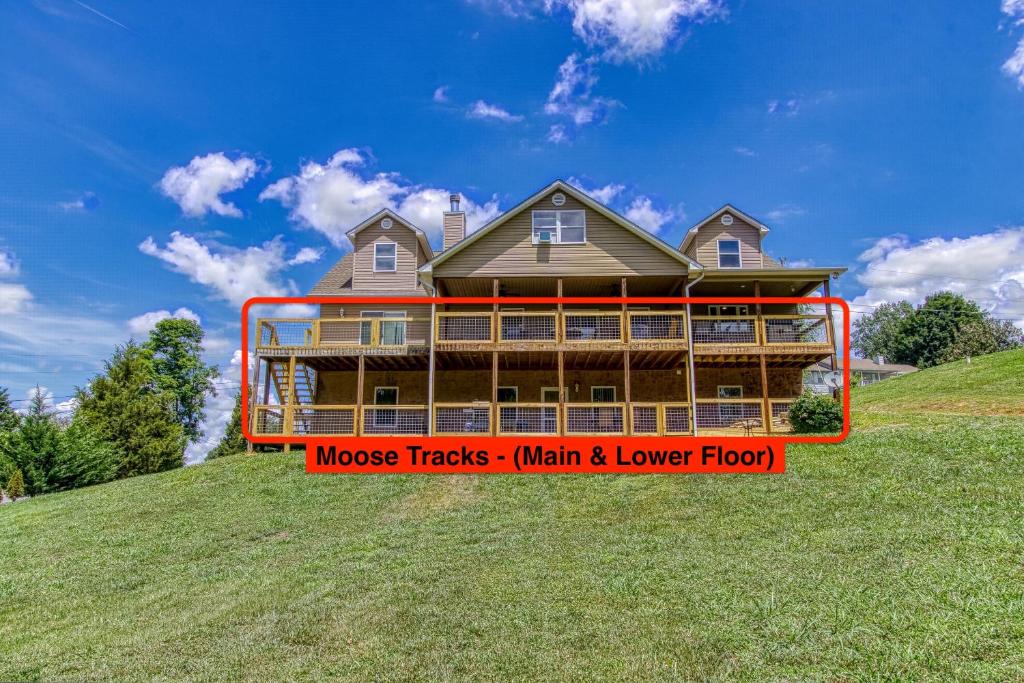 Moose Tracks by HoneyBearCabins 5BR 4BA Sleeps 15, Sevierville