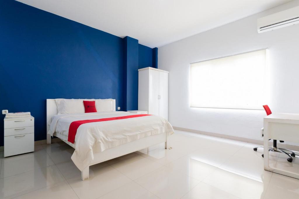 Bed, RedDoorz Plus near Living Plaza Jababeka in Cikarang