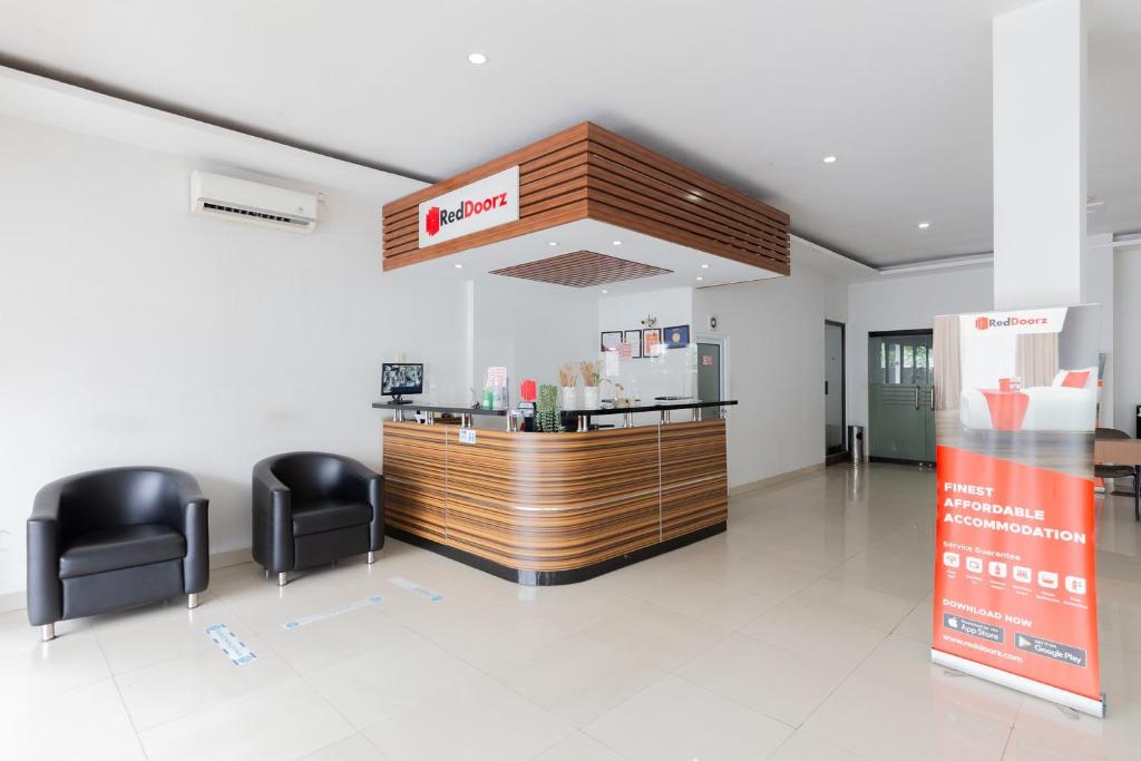 Lobby, RedDoorz Plus near Living Plaza Jababeka in Cikarang