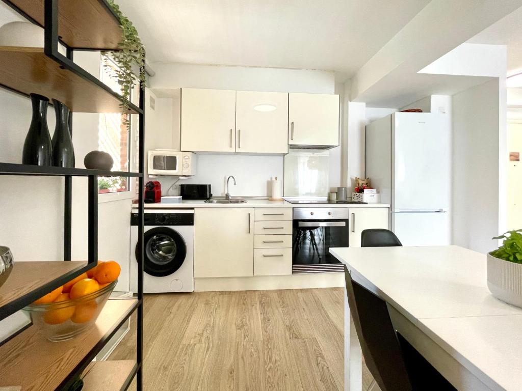 SPACIOUS, SUNNY FLAT BY CITY OF ARTS & SCIENCES - 2