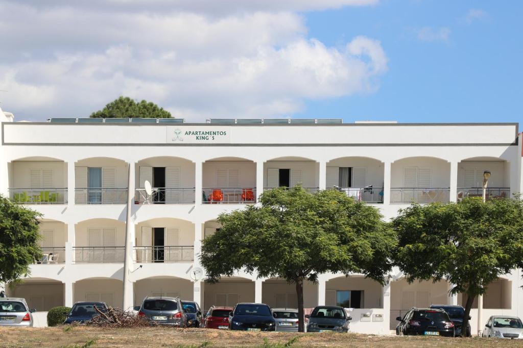 Apartamentos King's — Hotel building in Quarteira, Faro