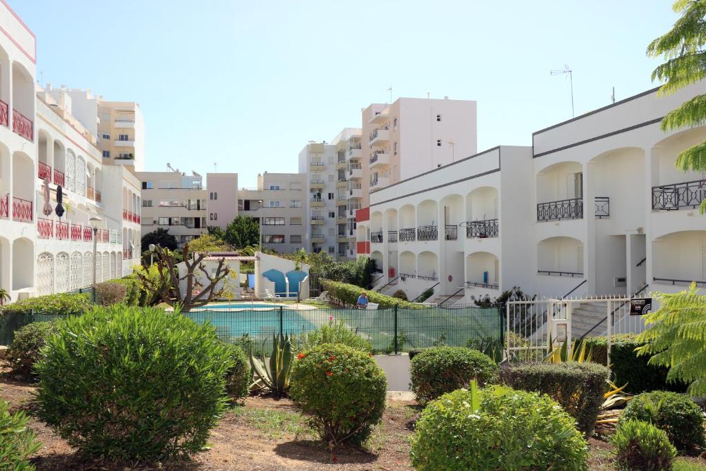Apartamentos King's — Hotel building in Quarteira, Faro