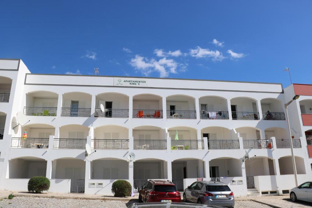 Apartamentos King's — Hotel building in Quarteira, Faro
