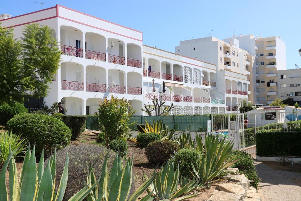 Apartamentos King's — Hotel building in Quarteira, Faro