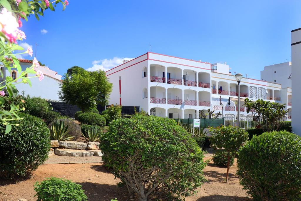 Apartamentos King's — Hotel building in Quarteira, Faro