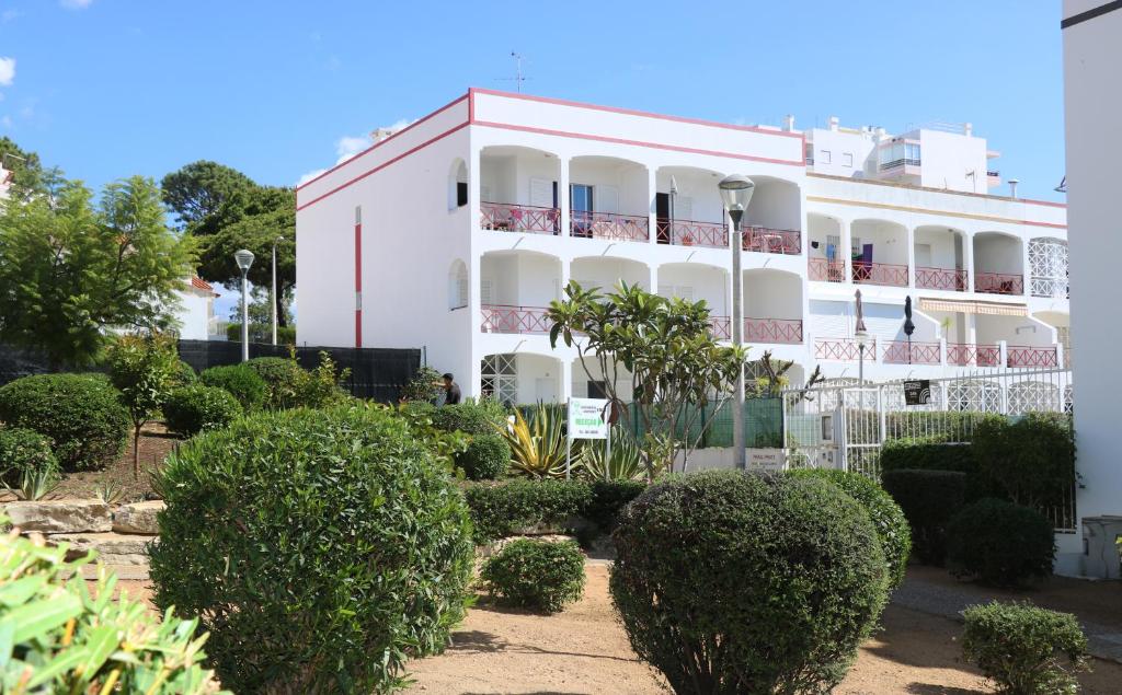 Apartamentos King's — Hotel building in Quarteira, Faro