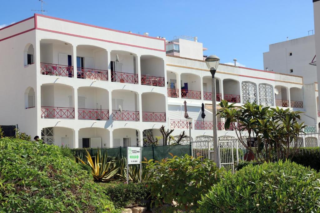 Apartamentos King's — Hotel building in Quarteira, Faro