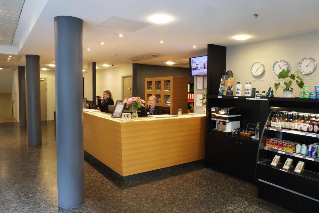 Front desk [24-hour]