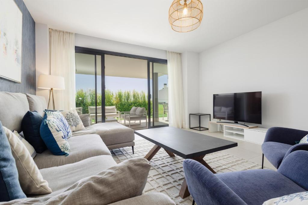 Luxurious 2 bedroom apartment close to the beach in Estepona - 2