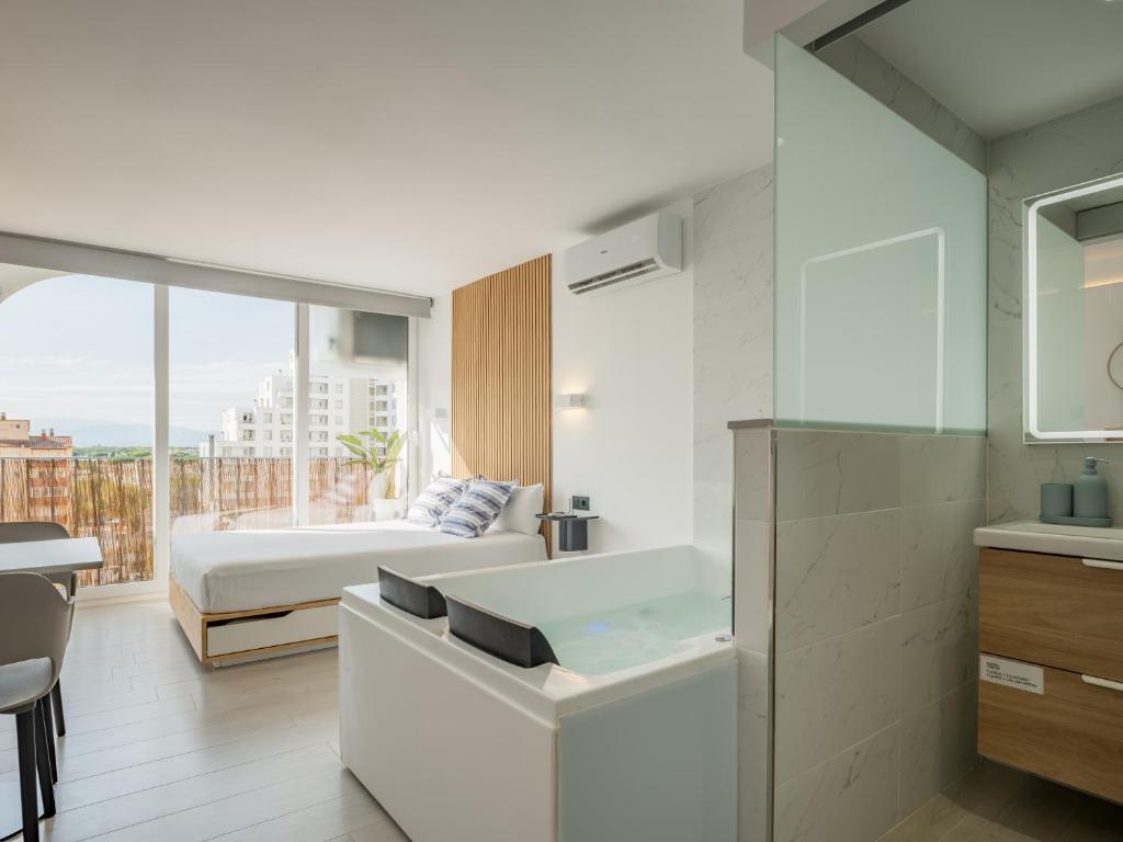 Ephemeral Holidays P.5 - Hidromasaje, Empuriabrava