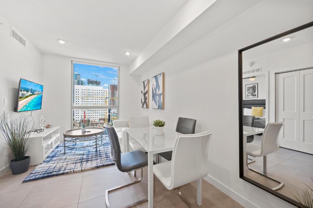 Modern Unit Mins from Brickell With Free Parking, Miami