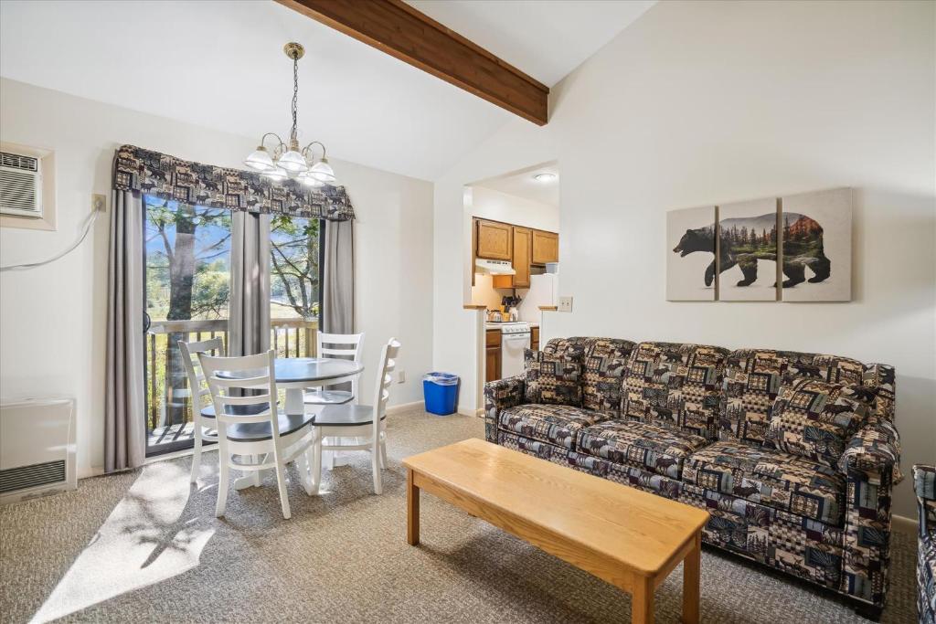 Cedarbrook Queen Suite 203, Killington