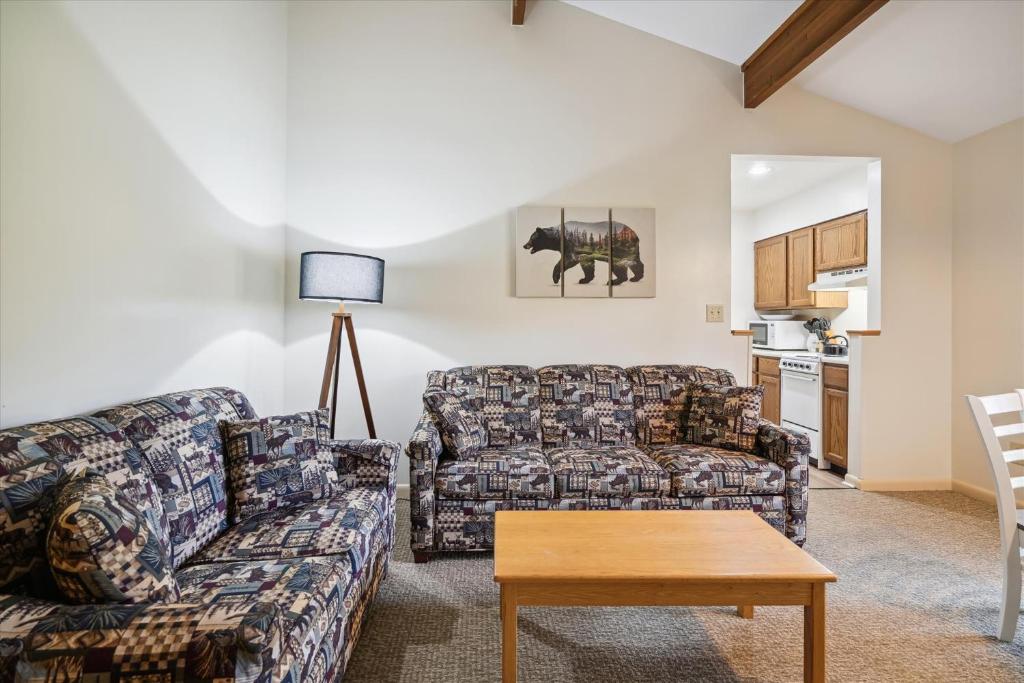 Cedarbrook Queen Suite 202, Killington