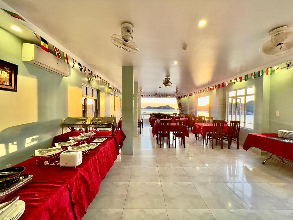 Restaurant, Hoa Phuong Hotel in Cat Ba Island