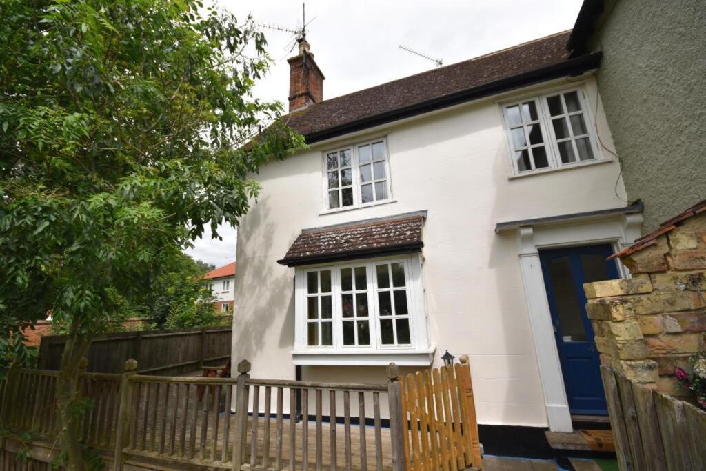 Idyllic 3 Bedroom Cottage, Great Location, Parking