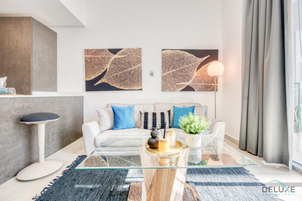 Upbeat 1BR at Pantheon Elysee Jumeirah Village Circle by Deluxe Holiday Homes, Dubai