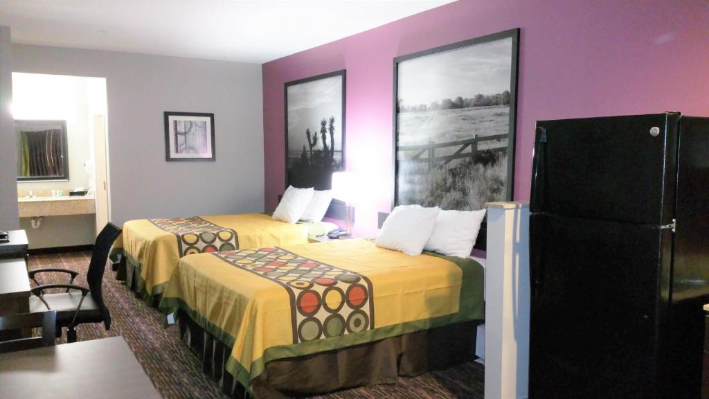 Super 8 By Wyndham Carrizo Springs photo
