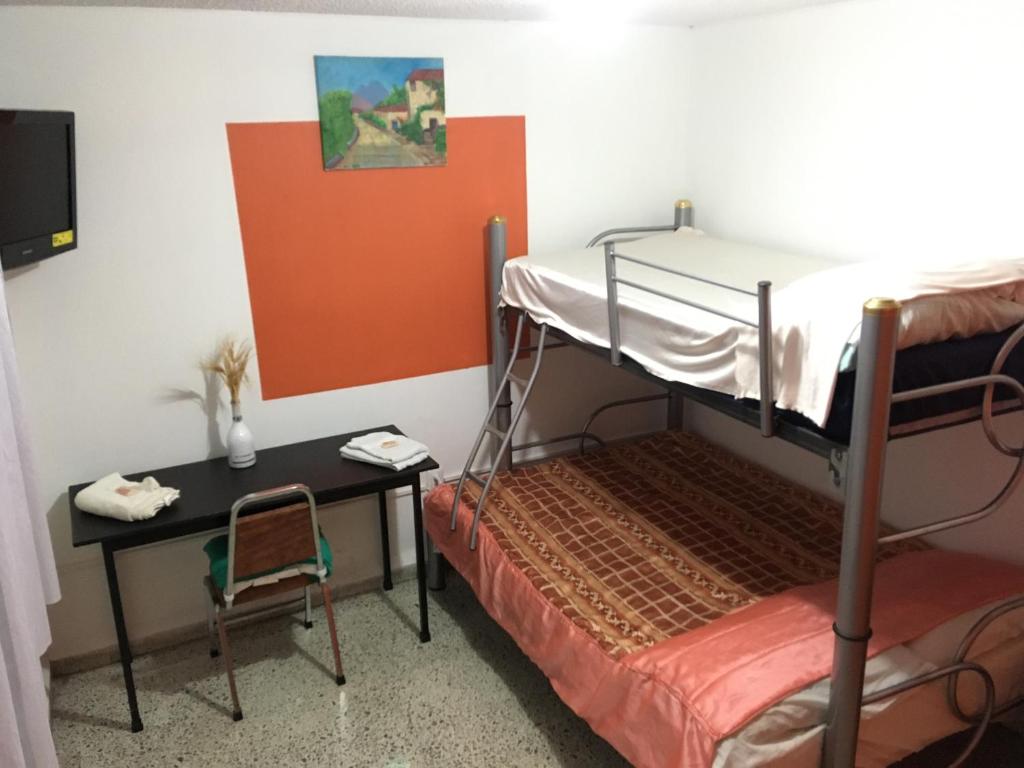 Private room with air conditioning in Downtown Office Parking, León