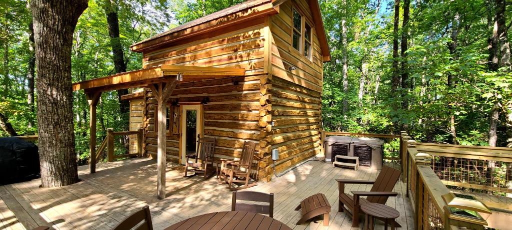 Beehive Treehouse, Hot Tub, WIFI, Barnwood Builders Homemade History episode!!!, Sevierville