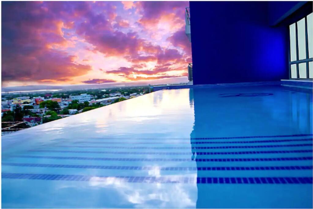 2 BR Kingston Lux Apt with pool, Kingston