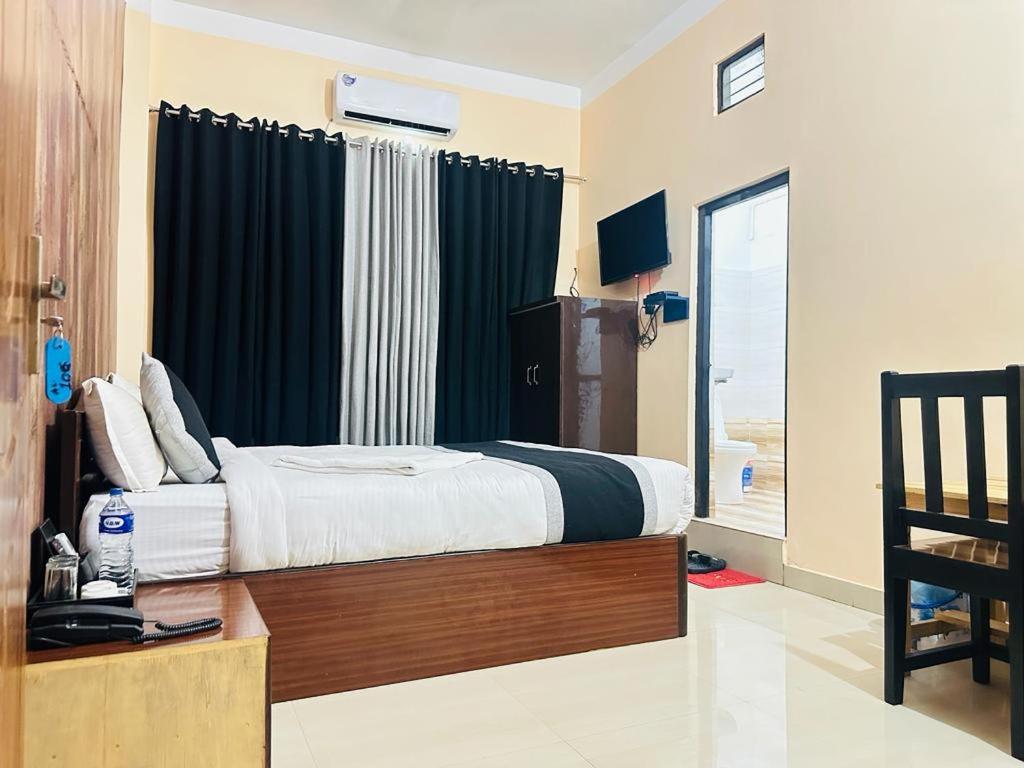 Hotel Black And White