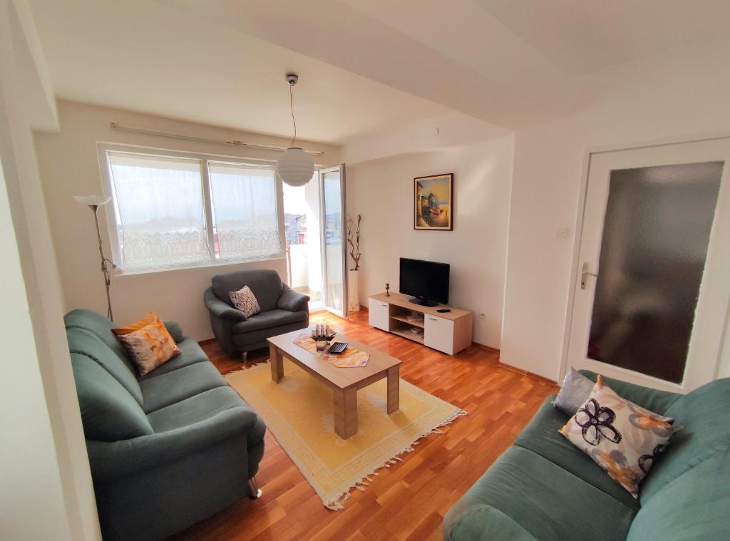 Charming & Spacious 2 Bedroom Apartment with a Gorgeous 8th-floor view, Ochrid