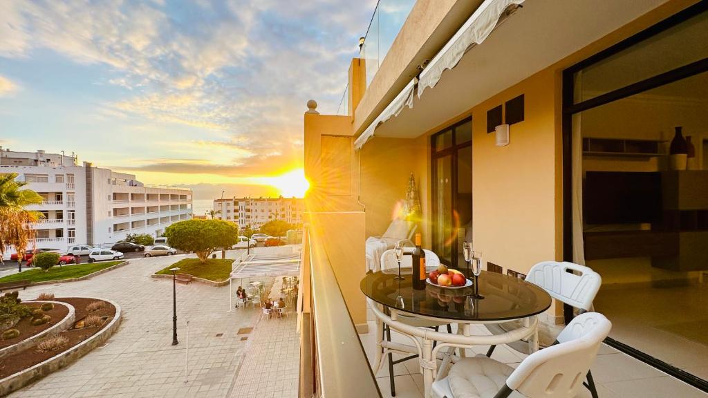 Sunset apart, large terrace, pool, Best location!, Puerto de Santiago