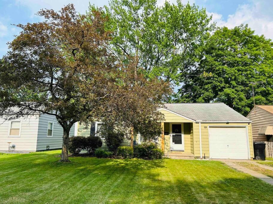 Close to airport* Pets*Fenced yard*A/C & Fast WIFI, Cleveland