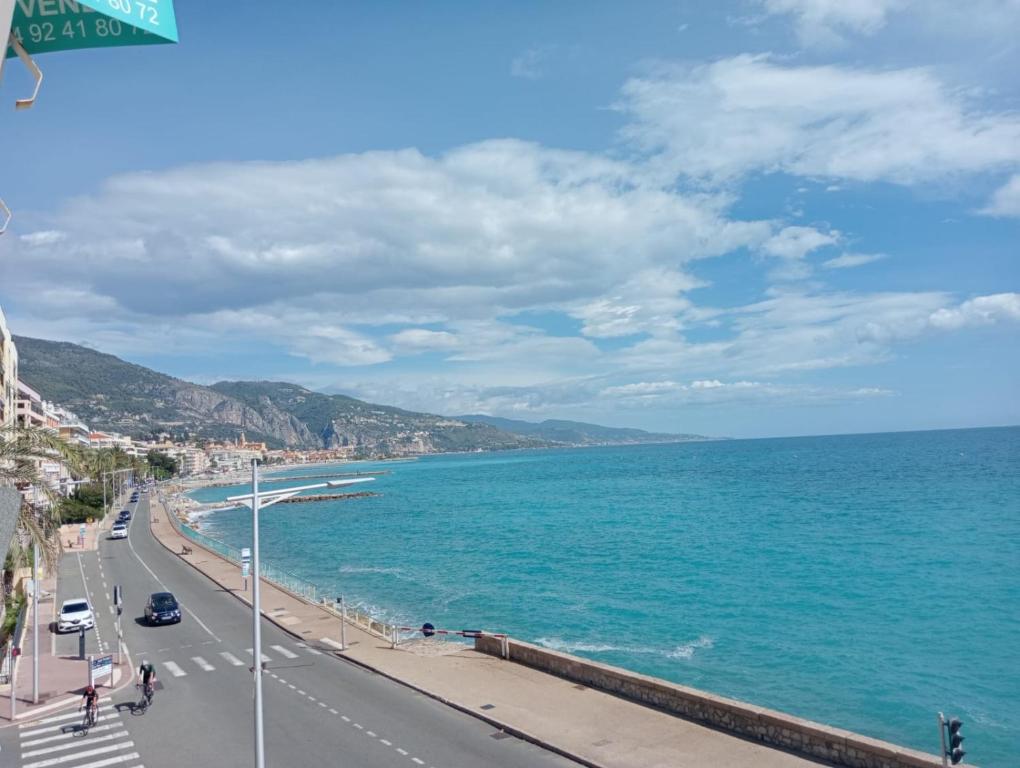 Magnifique 4 COUCHAGES FRONT MER, Menton