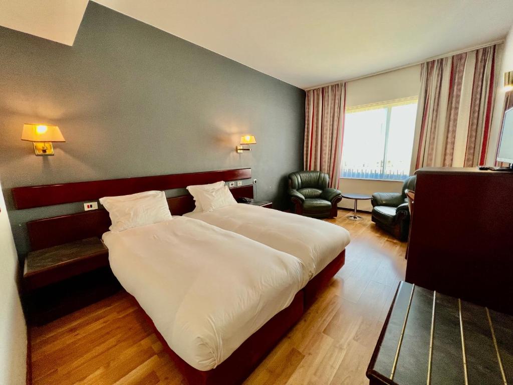 Hotel Room 4