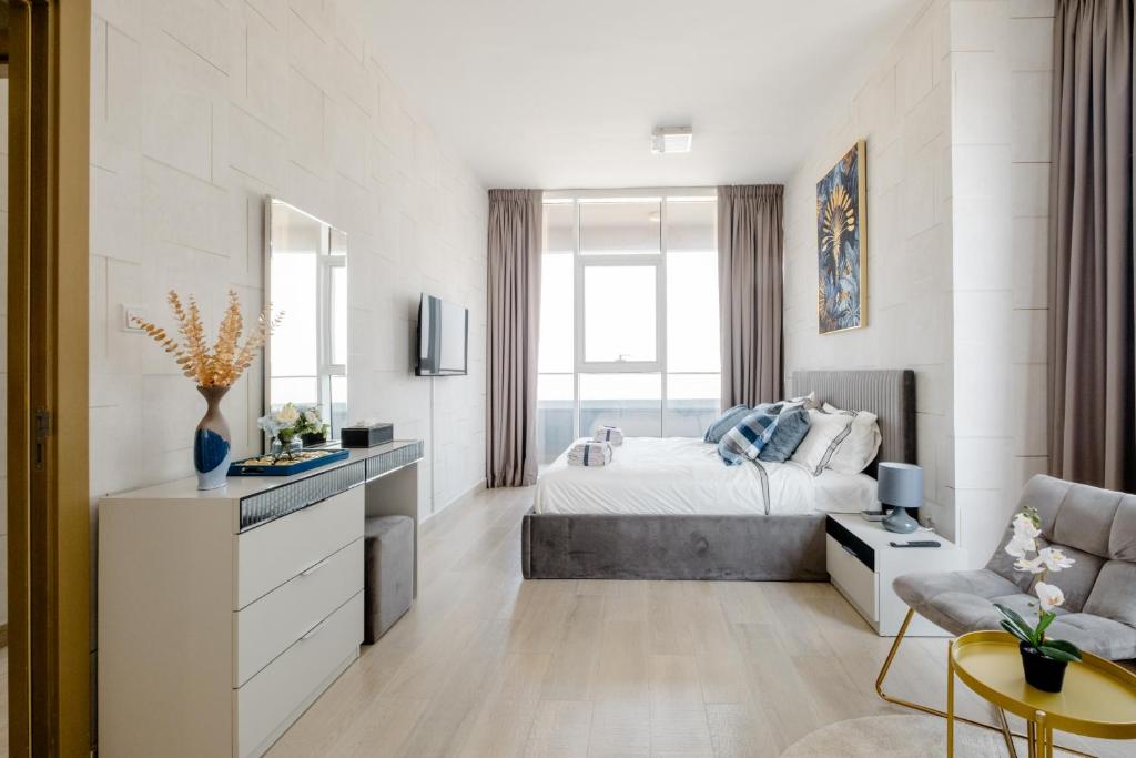 Luxury 2BR for 6 with King Beds, Gym, Sauna in JVC, Dubai