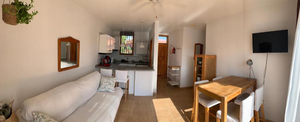 Bright Apartment with Pool in Tenerife South - 4