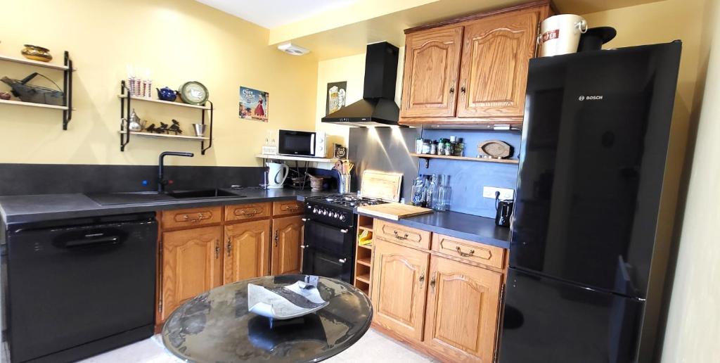 "La Colombe sous les Oliviers" Gîte jusqu'à 4 personnes - 75m2 - Sur Boooking - Rez de jardin Piscine Vue mer et lac - 5