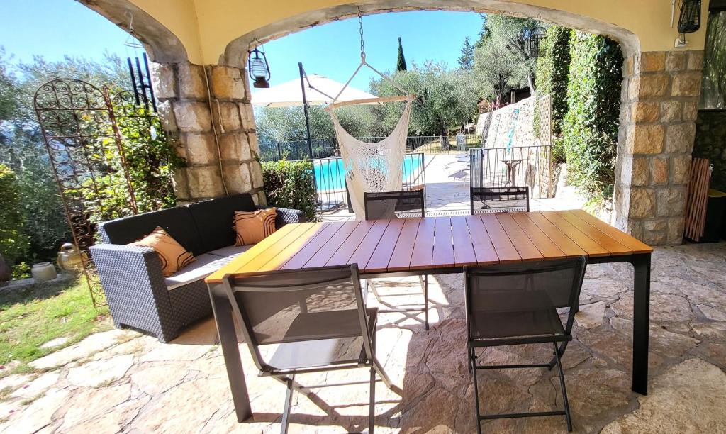 "La Colombe sous les Oliviers" Gîte jusqu'à 4 personnes - 75m2 - Sur Boooking - Rez de jardin Piscine Vue mer et lac - 4