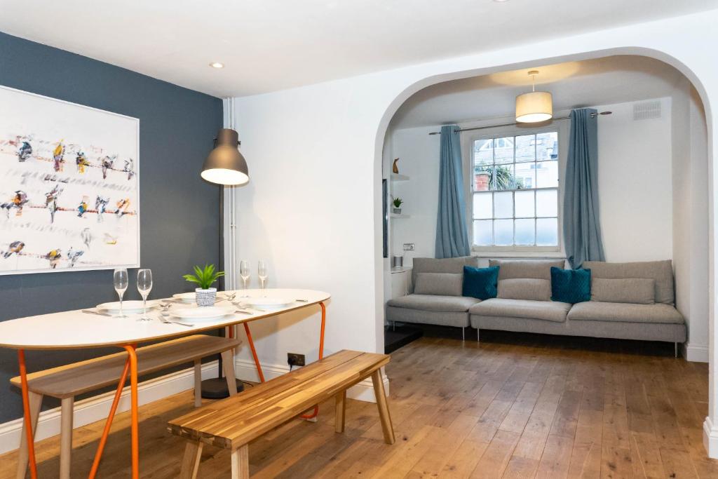 Cosy two-bedroom pet-friendly holiday home on Glenfall Street, Cheltenham