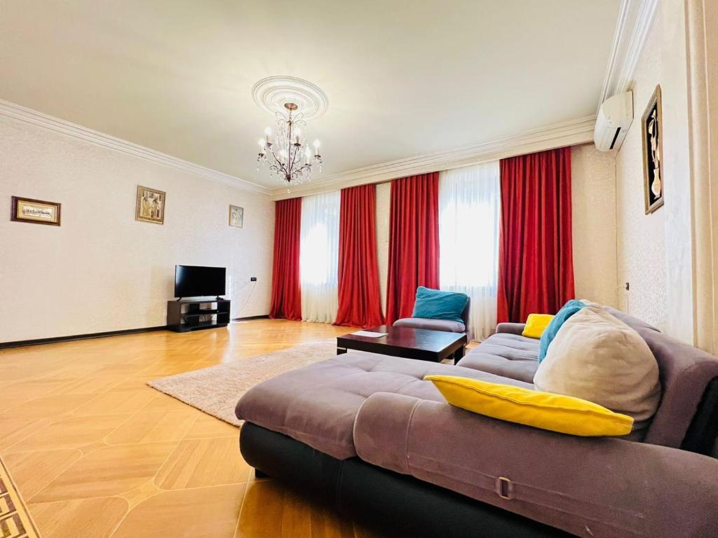 Superb Central Location! Spacious and Comfortable 1 Bedroom + Jacuzzi, Next To Northern Avenue, Jerevan