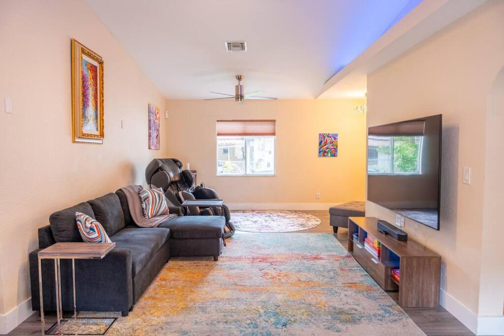 5 min to airport and 15 min to beach!, Fort Lauderdale