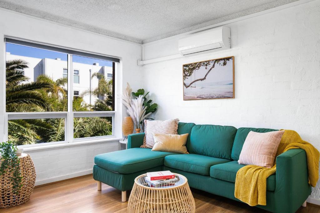 Ray's Place by the Riverside, Glenelg