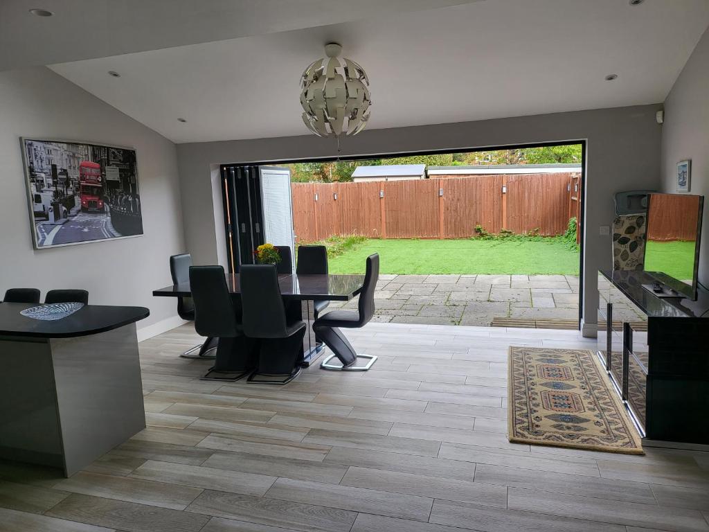 3 bedroom spacious house with parking, Northwood